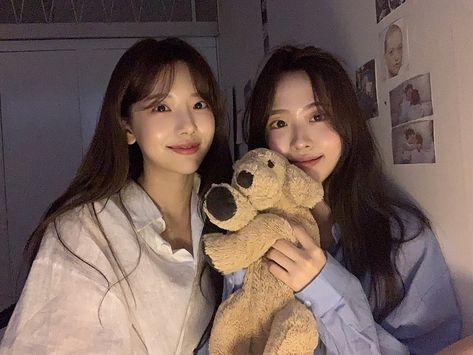 Cute Friend Poses, Photography Ideas At Home, Graduation Photography Poses, Ulzzang Couple, Friend Poses, Instagram Photo Inspiration, Two Girls, Friends Poses, Cute Friends