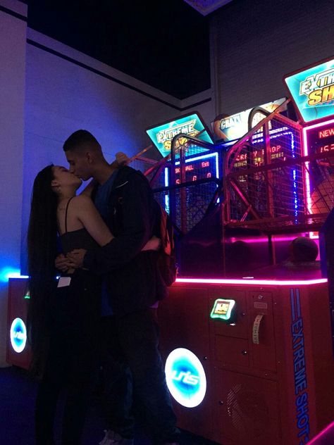 Arcade Couple Pictures, Foto Inspo, Lights Photography, Photo Games, Couple Ideas, Cute Couple Gifts, Couple Things, Instagram Diy, Iphone Wallpaper Girly