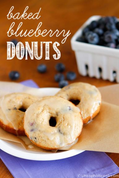 Baked Blueberry Donuts -- these baked donuts filled with fresh blueberries are sure to become a go-to favorite for Sunday brunch! Protein Donuts Recipe, Office Treats, Donut Filling, Blueberry Donuts, Protein Donuts, Blueberry Banana Bread, Donut Party, Banana Blueberry, Baked Donuts