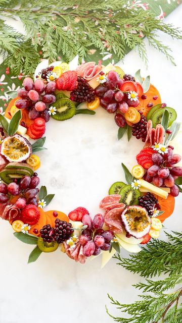 Fruit Wreath Christmas Edible, Christmas Fruit Wreath, Charcutier Boards, Fruit Wreath Christmas, Fruit Christmas Wreath, Christmas Fruit Platter, Festive Fruit Platter, Vegan Buns, Cheese Wreath