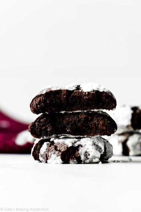 These traditional Christmas chocolate crinkle cookies are a cut above the rest because they’re as rich and fudgy as brownies! Thick, soft-baked, and with extra chocolate. Recipe on sallysbakingaddiction.com Feasting On Fruit, Traditional Christmas Cookies, Chocolate Crinkle, Dark Chocolate Cookies, Chewy Brownies, Chocolate Crinkle Cookies, Cookies Vegan, Frozen Cookies, Chocolate Crinkles