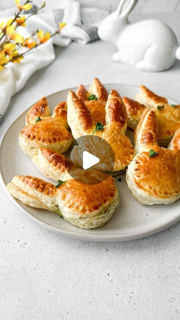 Kristel Talie on Instagram: "Easter bunny 🐰 with a Feta and spinach savory filling

Delicious yet cute Easter appetizer, you absolutely have to make them!!🤤 

Ingredients

2 puff pastry sheets
100g crumbled Feta cheese
150g frozen spinach
2 tbsp grated Parmesan
2 eggs
1/4 tsp garlic powder
1/4 tsp pepper
1/2 tsp salt

In a bowl, mix the feta, spinach (thaw and squeeze out the extra water before), parmesan, garlic powder, pepper, salt and 1 egg. Set aside, unroll the puff pastries and cut out bunnies with a cookie cutter. Place 1 tablespoon of the filling in the center of half of the bunnies. Place the rest of the bunnies on top to cover. Using a fork, press on the edges to seal them together and brush them with a beaten egg. Bake in a preheated oven on 180 C degrees for 15 minutes or unt Puff Pastry Savory, Philo Dough, Tart Recipes Savory, Easter Appetizer, Holiday Entrees, Savory Puff Pastry, Puff Pastries, Easter Appetizers, Cheese Puff Pastry