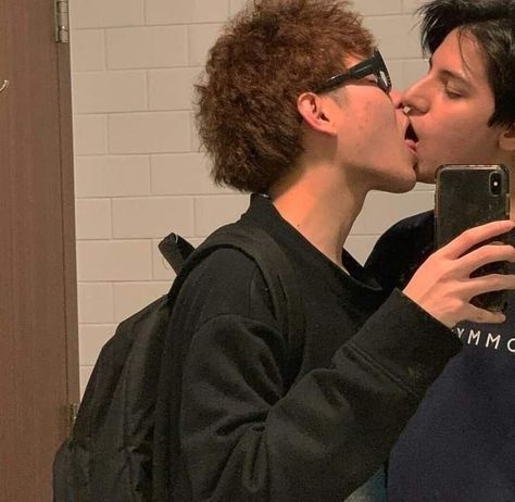 Neil And Andrew, Parejas Goals Tumblr, Guy Selfies, Cute And Aesthetic, Es Der Clown, I Have A Boyfriend, Gay Aesthetic, Men Kissing, Love And Support