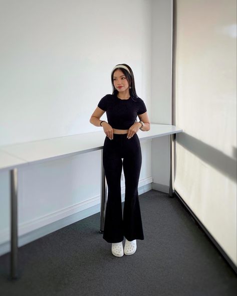 Outfit Inspo Black Leggings, Outfits With Black Flare Leggings, How To Style Flare Leggings, Black Flare Leggings Outfit, Black Flared Leggings Outfit, Black Flare Jeans Outfit, Flared Legging Outfit, Black Flare Pants Outfit, Flair Leggings Outfit