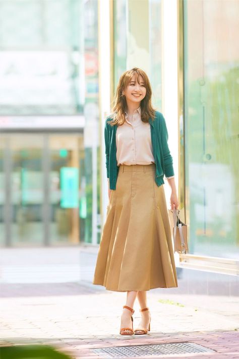 Uniqlo Uniqlo Women Outfit Work, Uniqlo Skirt Outfit, Autumn Outfit Women, Uniqlo Skirt, Uniqlo Women Outfit, Uniqlo Dress, Skirt Ootd, Color Combos Outfit, Office Fashion Women