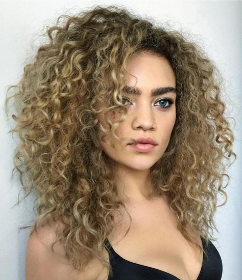 Medium Layered Curly Bronde Hairstyle Short Layered Curly Hair, Layered Curly Haircuts, Layered Curly Hair, Framing Layers, Layered Hairstyles, Wavy Haircuts, Haircuts For Curly Hair, Favorite Hairstyles, Short Hair With Layers