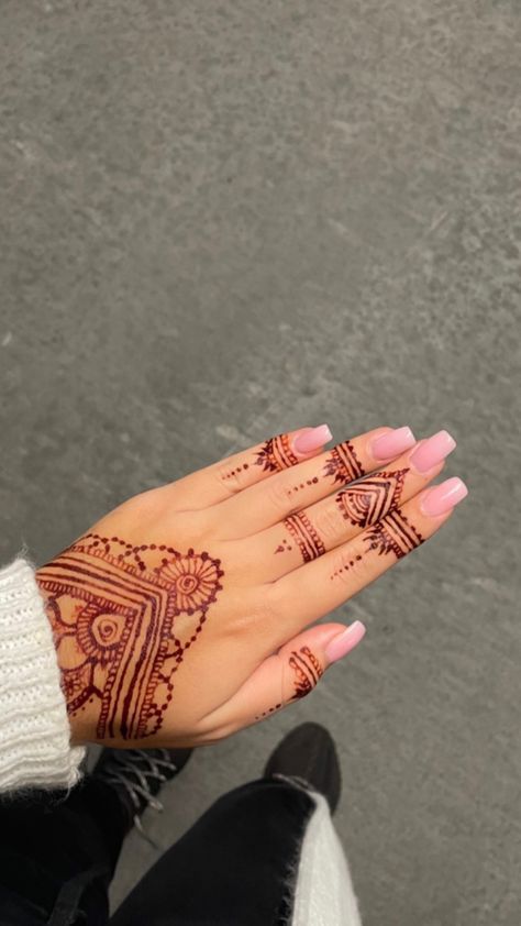 Hands Henna Designs, Henne Tattoo, Mehandi Henna, Mehandhi Designs, Cute Henna Designs, Henna Inspired Tattoos, Cute Henna, Designs Mehndi, Finger Henna Designs