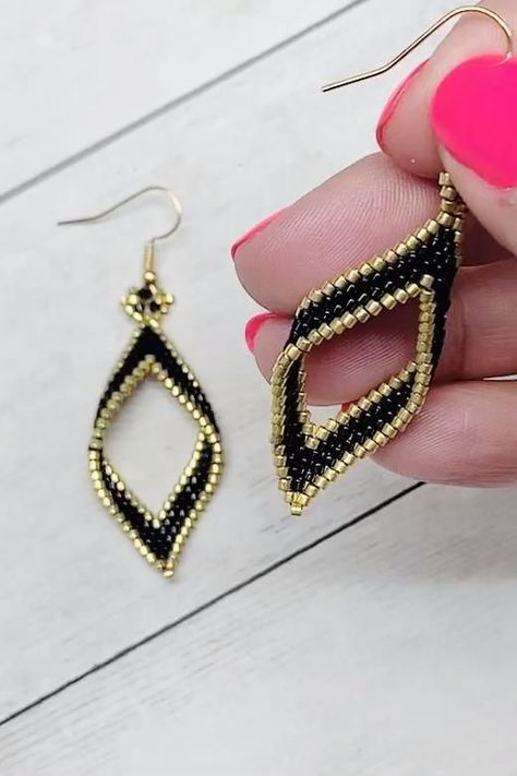 Cylinder Beaded Earrings, Easy Beads Patterns, Easy Brick Stitch Earrings, Beaded Earring Diy, Delica Beads Earrings, Miyuki Beads Earrings, Seed Beads Earrings Tutorial, Beading Earrings Diy, Diamond Beaded Earrings