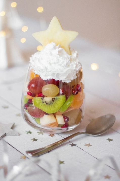 These vegan Christmas Fruit Salad Cups are the perfect holiday desserts and treats! They are cute, super easy and quick to make! | The Green Loot #vegan #veganrecipes #Christmas Breakfast Fondue, Fruit Salad Cups, Xmas Brunch, Christmas Fruit Salad, Vegan Christmas Desserts, Salad Cups, Christmas Party Snacks, Vegan Christmas Cookies, Gourmet Food Plating