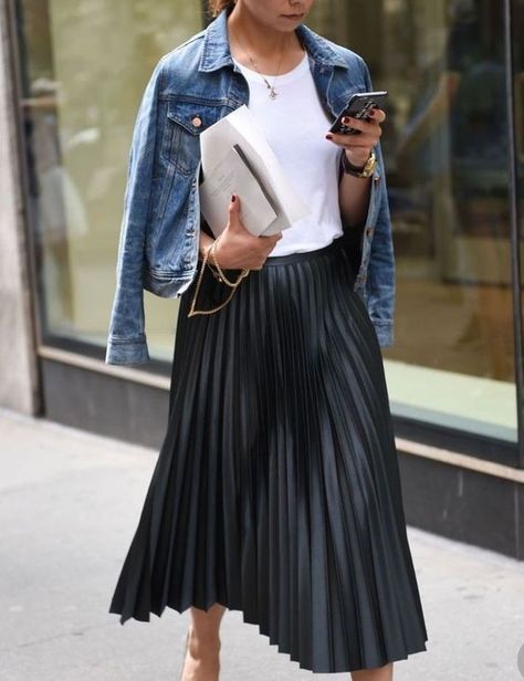 9 combinaciones que puedes hacer con una falda negra y lucir siempre diferente Midi Rok Outfit, Pleated Skirt Outfit Ideas, Rok Outfit, Pleated Skirt Outfit, Outfit Chic, Black Pleated Skirt, Trendy Skirts, Mode Casual, Looks Street Style