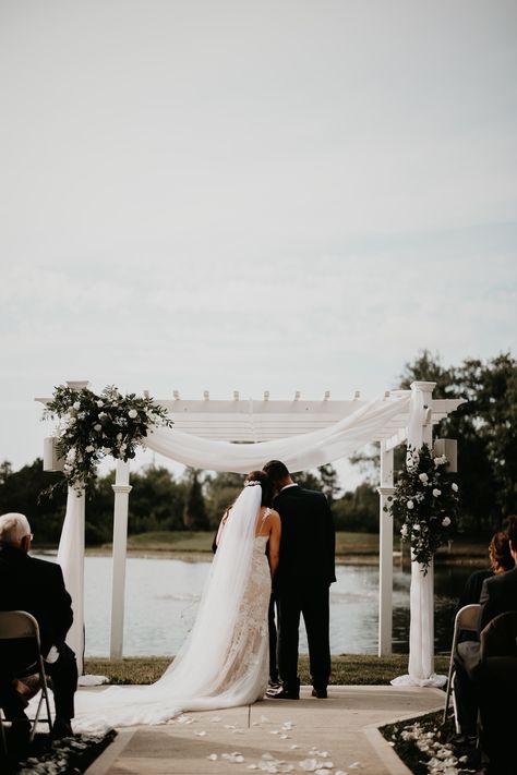 Pergola Wedding Ceremony, Ceremony Pergola, Pergola Wedding, Altar Wedding, Ceremony Decor, Wedding Photography Inspiration, Ceremony Decorations, Wedding Inspo, Photography Inspiration