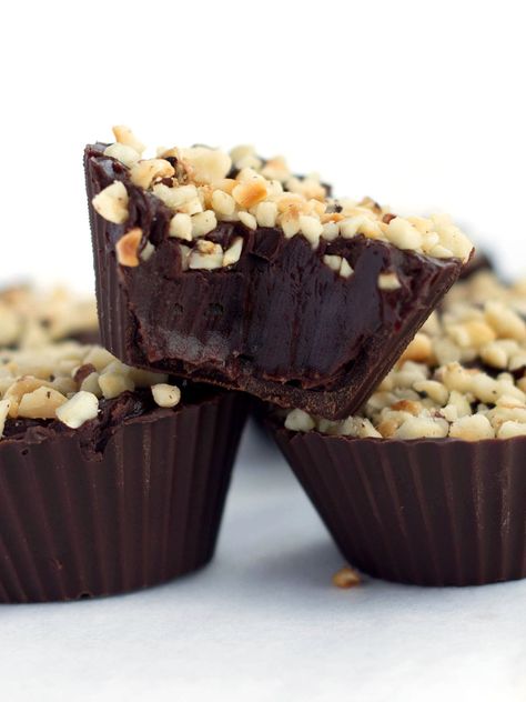 Chocolate Hazelnut Truffle Cups - Erren's Kitchen - This easy to make recipe will impress anyone you make them for – just watch them disappear off the plate! Truffle Cups, Dessert Balls, Figgy Pudding, Candy Truffles, Homemade Candy, Torte Cupcake, Homemade Candies, Chocolate Cups, Energy Bites