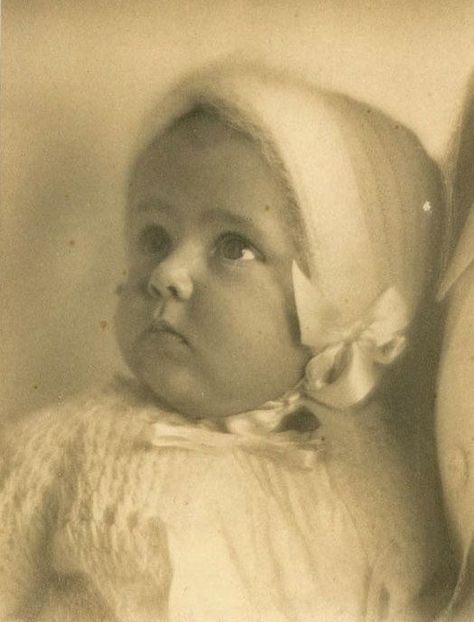 .sweet baby Old Baby Pictures, Vintage Baby Pictures, Victorian Nursery, Vintage Children Photos, Victorian Photos, Antique Images, Art Mixed Media, Wonderful Picture, Children Images