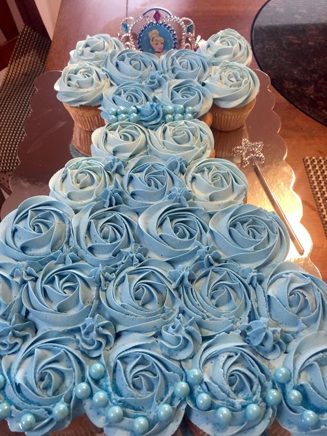 Cinderella Cinderella Cupcake Cake, Princess Cupcake Dress, Cinderella Cakes, Cinderella Cupcakes, Cinderella Theme, Cinderella Birthday Party, Mini Torte, Cinderella Cake, Princess Cupcakes