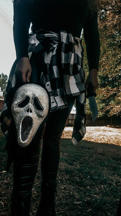 Scream Inspired Photoshoot, Ghost Face Photoshoot Women, Scream Mask Photoshoot Women, Ghost Face Photoshoot Ideas, Scream Mask Photoshoot, Ghost Face Photoshoot, Ghost Face Costume Women, Scream Photoshoot, Witchy Photography