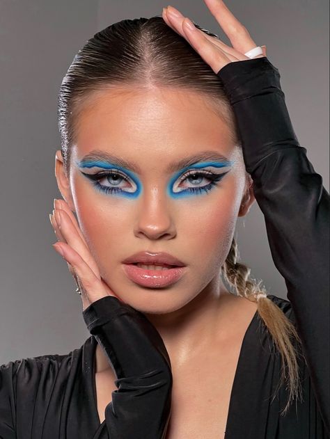 #makeup #makeuptutorial #makeupartist #crearivemakeup #colormakeup Cool Makeup Designs, Vogue Makeup Looks, Fashion Makeup Editorial, Makeup Looks Crazy, Bright Makeup Looks, Editorial Makeup Looks, Editorial Makeup Creative, Blue Eyeliner Makeup, Vogue Makeup