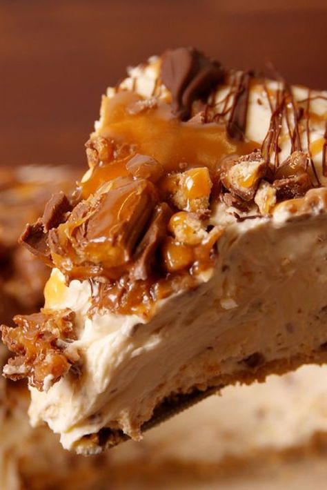 Twix Cheesecake Recipe, Twix Cheesecake, Dessert Spread, Homemade Cheesecake, Dessert Party, Keto Cake, Easy Cheesecake Recipes, Easy No Bake Desserts, Köstliche Desserts