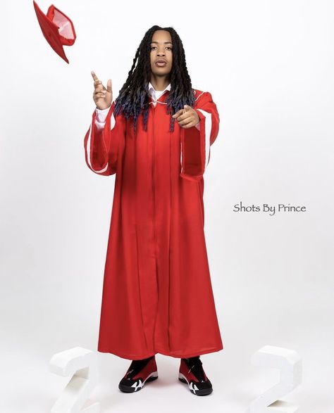 Senior Photos Men High Schools, Male Graduation, Graduation Pictures Outfits, High School Graduation Pictures, Boy Graduation, Male Senior Pictures, Graduation Photography Poses, Drippy Outfit, College Graduation Pictures