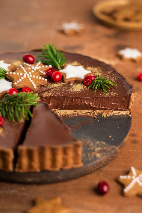 Gingerbread amaretto chocolate tart Winter Torte, Vegan Xmas, Tarte Vegan, Lazy Cat Kitchen, Cat Kitchen, Lazy Cat, Christmas Sweets, Xmas Food, Chocolate Tart