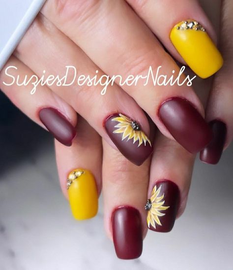 Nail Sunflower Design, Burgundy Sunflower Nails, Orange Sunflower Nails, Burgundy Nail Designs Fall, Fall Nails With Bling, Sunflower Nails Short, Yellow Sunflower Nails, End Of Summer Nails Ideas, Fall Sunflower Nails