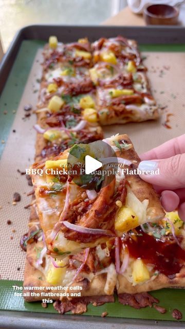 Chicken Flatbread Recipes, Pineapple Pizza Recipes, Bbq Chicken Flatbread, Flatbread Sandwiches, Chicken Pineapple, Grilled Flatbread, Shredded Bbq Chicken, Chicken Flatbread, Tangy Bbq Sauce