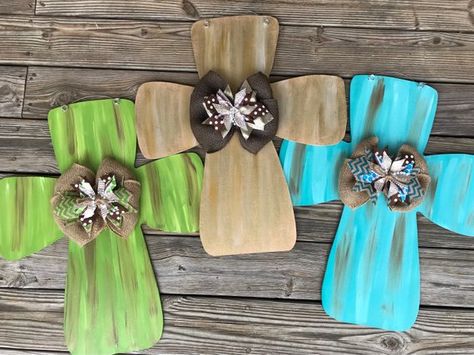 Pallet Cross, Door Hangers Wooden, Wooden Cross Crafts, Cross Door Hangers, Spring Door Hanger, Cross Decor, Round Door Hanger, Door Hangers Diy, Paintings Ideas