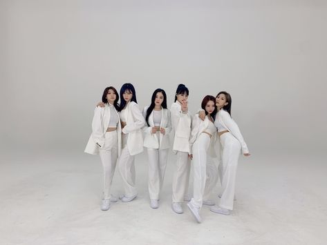 [from left to right] dami, jiu, gahyeon, siyeon, sua, yoohyeon. Jiu Gahyeon, Jiu And Yoohyeon, Dream About Me, Odd Eyes, Team Photos, Musical Group, Twitter Update, Family Session, Pop Group