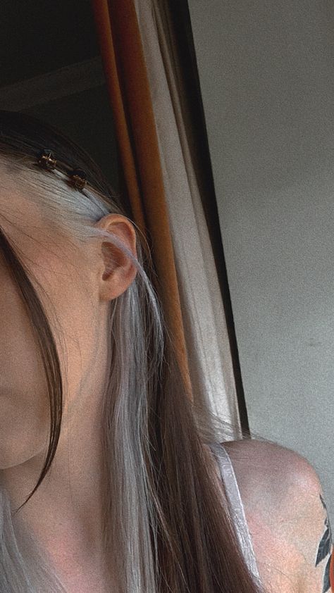 white hair streak Hair With White Streak, Brown Hair White Streak, Brown Hair With White Streak, White Streak In Hair, Girl With Brown Hair, Hair Streaks, Florence The Machines, Brunette Girl, White Hair