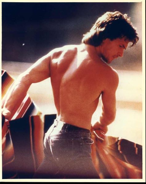 Patrick Swayze Shirtless, Patrick Swazey, Greaser Aesthetic, Patrick Swayze Dirty Dancing, Outsiders Imagines, The Outsiders Imagines, 80s Actors, 80s Men, Patrick Swayze