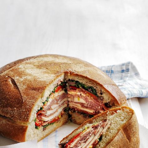 Mardi Gras Food Ideas, Picnic Sandwich Recipes, Christmas Brunch Menu Ideas, Muffaletta Recipe, Muffuletta Recipe, Mardi Gras Recipes, Backyard Brunch, Brunch Menu Ideas, Xmas Brunch