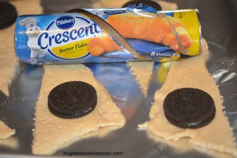 oreo crescent Fried Oreos Recipe, Deep Fried Oreo, Pillsbury Biscuit Recipes, Stuffed Crescent Rolls, Banana Pudding Trifle, Crescent Roll Recipes Dinner, Deep Fried Oreos, Croissant Roll, Fried Oreos