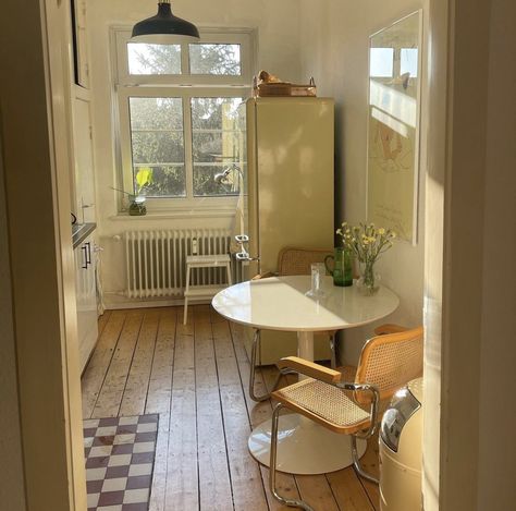 Bay Window Studio Apartment, Small Room Dining Table, Paris Studio Apartment Small Spaces, Cozy London Flat, Cafe Table Aesthetic, Bay Window Kitchen Nook, Kitchen Inspo Aesthetic, White Apartment Aesthetic, Cute Small Apartment