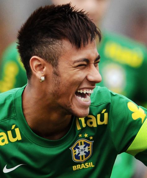 His smile is so perfect! He's perfect! Fcb Barcelona, Sport Player, Soccer Stars, Soccer World, Mens Soccer, World Cup 2014, Favorite Hairstyles, Sports Photography, Neymar Jr