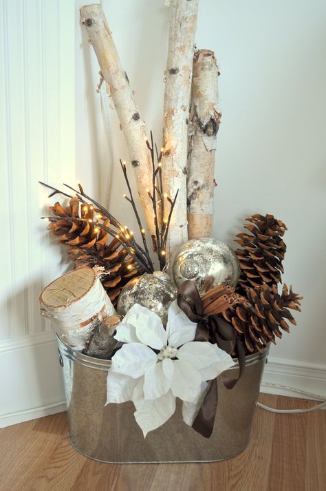 Bucket with Christmas ornaments and, sticks, and pinecones.#Repin By:Pinterest++ for iPad# Natal Country, Winter Decorations Diy, Metal Bucket, Christmas Favorites, Christmas Porch, Winter Diy, Noel Christmas, Country Christmas, Christmas Deco