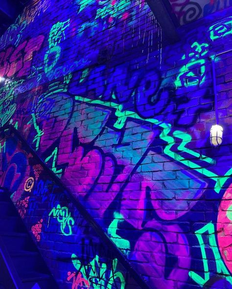 Rave Astethic Wallpaper, Neon Spray Paint Aesthetic, Graffiti Mood Board, Neon Spray Paint Art, Neon Graffiti Aesthetic, Glowwave Aesthetics, Urban Astethic, Neon Graffiti Art, Neoncore Aesthetic