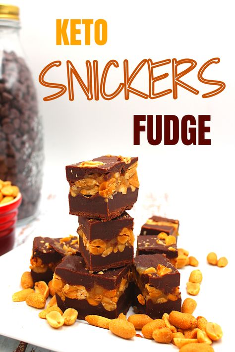 How to Make Keto Snickers Fudge - This decadent Keto Snickers Fudge is so easy to make with only a hand full of ingredients and 10 minutes of time.  Sugar-free chocolate and an ooey, gooey delicious caramel center with a crunchy layer of peanuts that is impossible to resist! Great for gift giving and the holidays! Keto Snickers, Peanut Fudge, Snickers Fudge, Peanut Caramel, Holiday Fudge, Keto Fudge, Keto Candy, Caramel Fudge, Keto Chocolate Chips