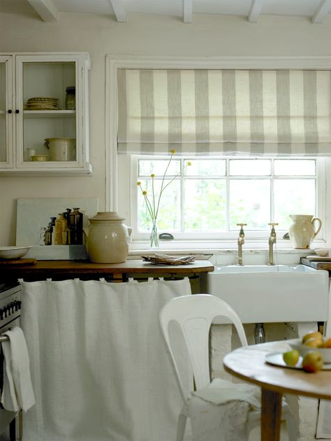 I love this country kitchen Roman blind in Broad Stripe, available from The Natural Curtain Company. Blinds Sunroom, Roman Blinds Kitchen, Farmhouse Blinds, Blind Curtain, Ikea Blinds, Diy Bamboo, Natural Curtains, Roman Curtains, Patio Blinds