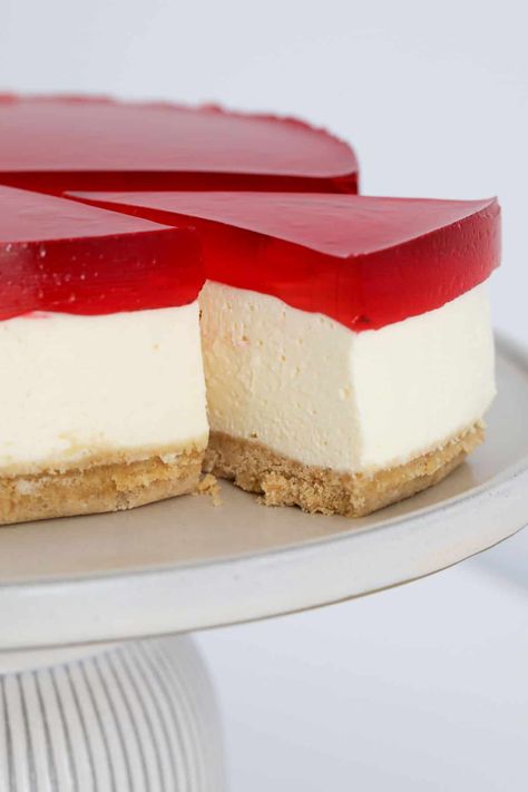 A super easy no-bake Jelly Cheesecake with three delicious layers... a crushed biscuit base, creamy cheesecake filling, and your favourite jelly flavour on top! Taking just 30 minutes to prepare, this simple cheesecake is an absolute showstopper and will have everyone coming back for more! #nobakecheesecake #cheesecake #jellyslice #dessert #celebration Simple Cheese Cake, Philadelphia Cheesecake Recipe, Thermomix Recipes Dinner, Simple Cheesecake, Lunchbox Inspiration, Jelly Cheesecake, Cheesecake Recipes Philadelphia, Jelly Slice, Philadelphia Cheesecake