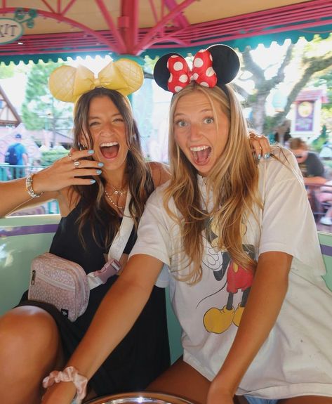 Disney Instagram Pictures, Disneyworld Pictures, Disney Picture Ideas Instagram, Disney World Photo Ideas, Disney World Pictures Ideas, Greta Wilson, Disney Poses, Disney Graduation, Disney Picture Ideas