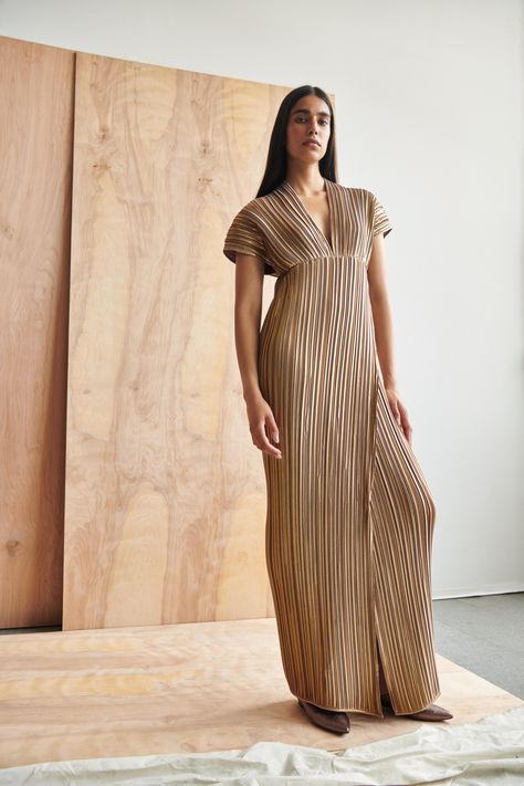 Zero   Maria Cornejo Resort 2020 Fashion Show - Vogue Frugal Male Fashion, Pleats Fashion, Pleated Fashion, Resort 2020, Night Dress For Women, Minimal Outfit, Designer Dresses Indian, Fashion Show Collection, High Fashion Street Style