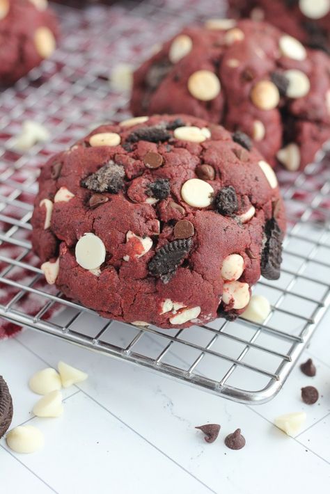 Red Velvet Oreo Cake, Red Velvet Oreo Cookies, Red Velvet Cookie Recipe, Baking With Blondie, Red Velvet Oreo, Velvet Cookies, Chocolate Peanut Butter Pie, Giant Cookie, Red Velvet Cookies