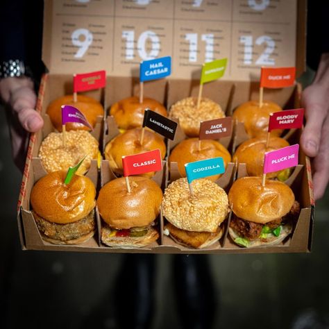 Mini Burgers Party, Burger Aesthetic, Burger Business, Bisnis Ideas, Burger Packaging, Burger Place, Food Stall Design, Burger Party, Burger Shop