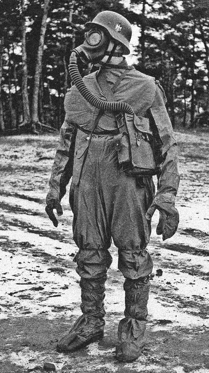 Ww2 Gas Mask, Images Terrifiantes, German Helmet, Gas Mask Art, Ww2 Photos, German Soldiers Ww2, Gas Masks, World Wars, Military Photos