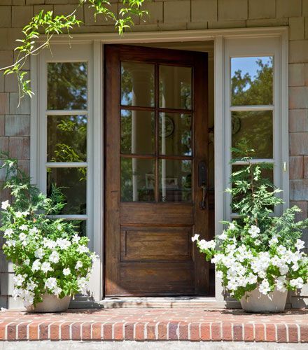 I would DIE for this front door and side lights! Decorate With Shutters Inside, Font Door, Beautiful Entrance, Front Door Inspiration, Beautiful Front Doors, Casa Country, Door Covers, Front Door Porch, Door Inspiration