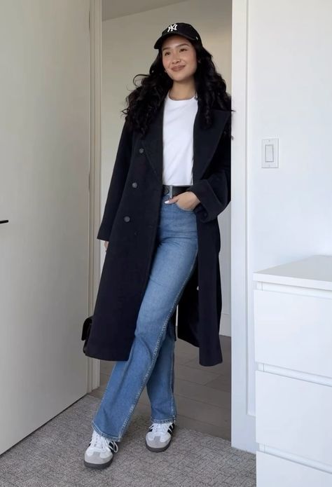 Mid Length Coat Outfit, Dark Blue Jeans Winter Outfit, 25 Degree Weather Outfit, Dark Blue Coat Outfit, Ny Outfits Fall, Black Pea Coat Outfit, Navy Peacoat Outfit, Outfits With Black Ankle Boots, Winter Outfits Boots