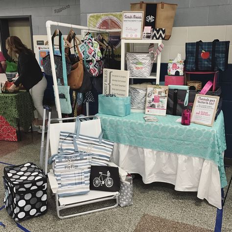 Thirty-One Gifts Vendor Event. Craft Fair set up. Handbag display. Turquoise and white booth. Direct sales doesn't have to be stale. Thirty One Vendor Booth Ideas, Vendor Booth Ideas, Handbag Display, Vendor Booth, Vendor Events, Thirty One Gifts, Booth Ideas, Craft Fair, Thirty One