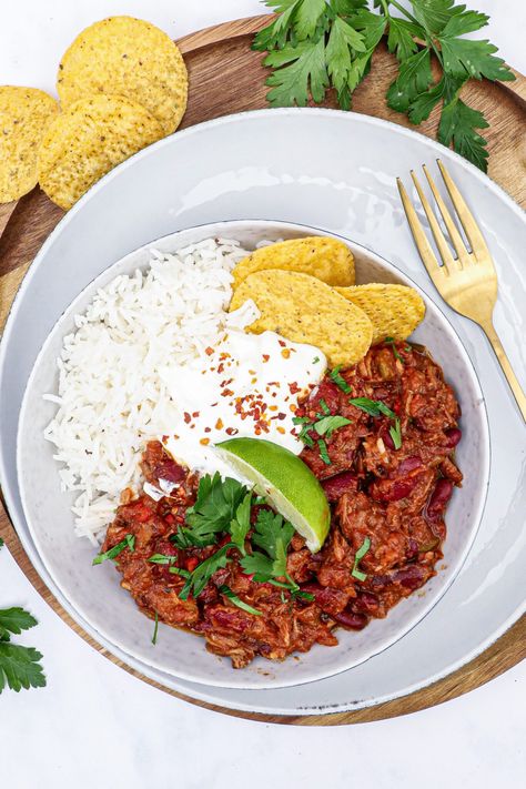 Chili con carne med oksebov - Opskrift på simre chili con carne Tortilla Chips, Guacamole, Nom Nom, Chili, Rice, Restaurant, Ethnic Recipes