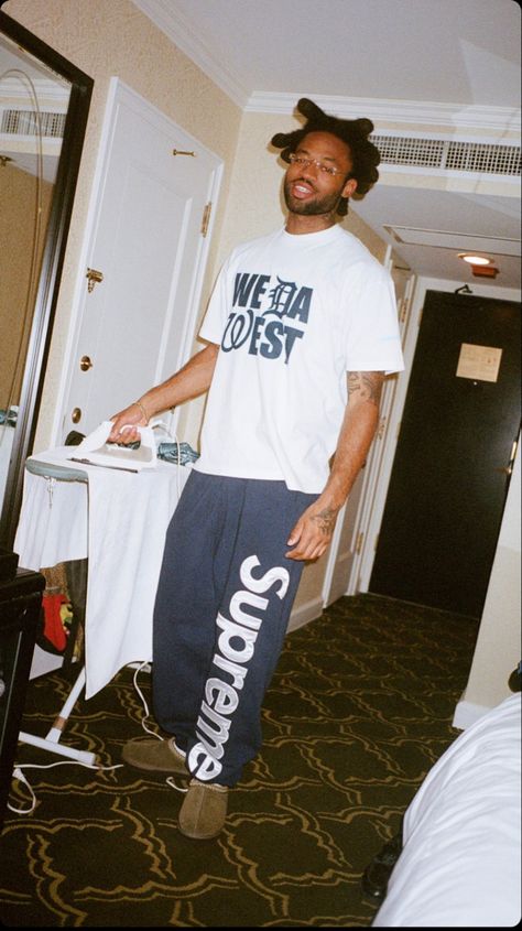 Supreme Sweatpants, Cozy Astetic Outfits, Spaced Out, League Fits, New York Outfits Men, Supreme Outfit, London Streetwear, Sp5der Hoodie Outfit, Sweatpants Outfit Men