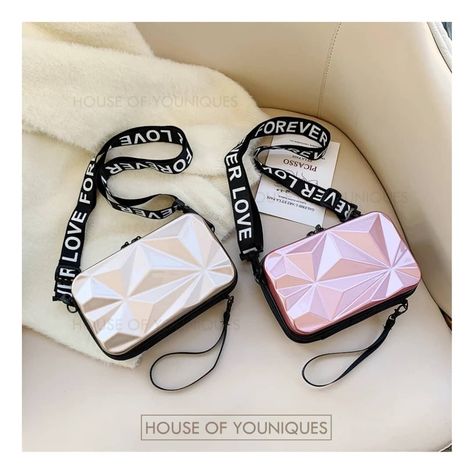 Cute Mini Backpacks, Simple Style Outfits, Women Platform Sneakers, My Style Bags, Trendy Purses, Cute Watches, Gold Jewelry Simple Necklace, Fancy Jewellery Designs, Basic Mehndi Designs