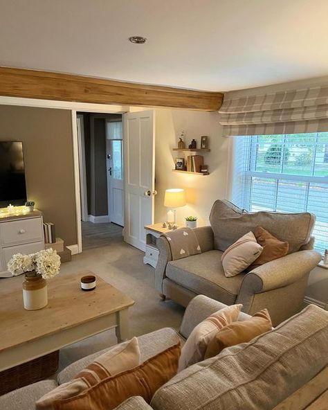 Cottage Interiors Living Rooms, Cosy Cottage Living Room, Small Cottage Living Room, Country Decor Ideas, Small Cottage Interiors, Country Cottage Living Room, Cottage Lounge, Cottage Style Living Room, Cottage House Interior